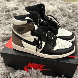 Air Jordan 1 Retro High OG GS ‘Dark Mocha’ Size 8 M